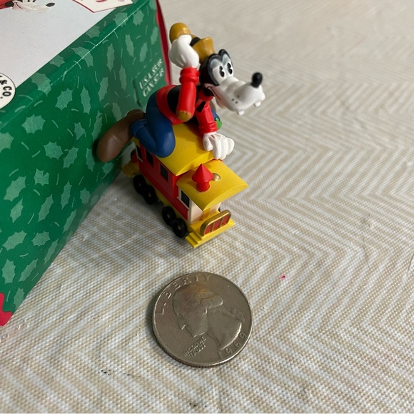 Hallmark Disney Goofey on a Train Vintage Minature Wonderful Like New in Box - Picture 2 of 3